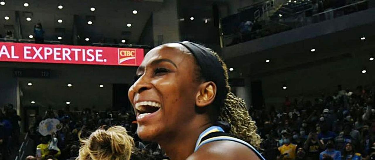 Astou Ndour, sonriente, abraza a una compañera tras lograr el pase a la final. | | WNBA