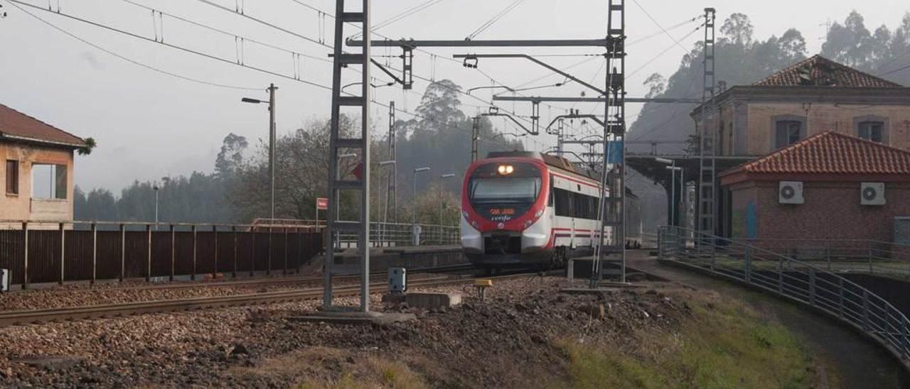 Un tren sale de la estación ferroviaria de Villabona, objeto de varios actos vandálicos.