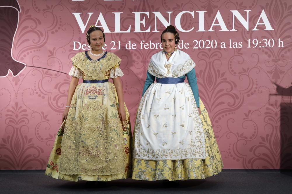 Desfile benéfico de indumentaria valenciana de Albaes en Nuevo Centro