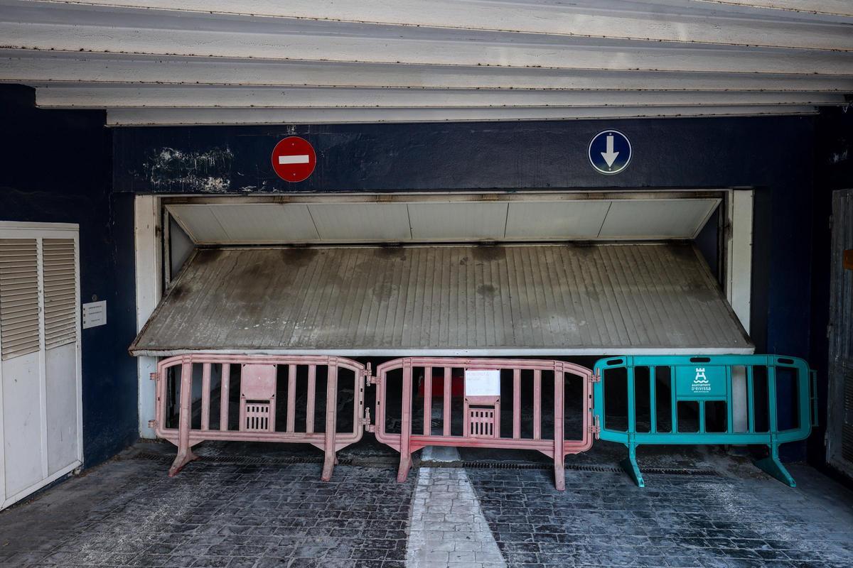 Entrada del parking, de nuevo cerrada.