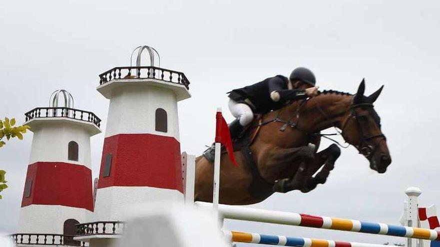 Un jinete afronta un salto en el concurso gijonés.