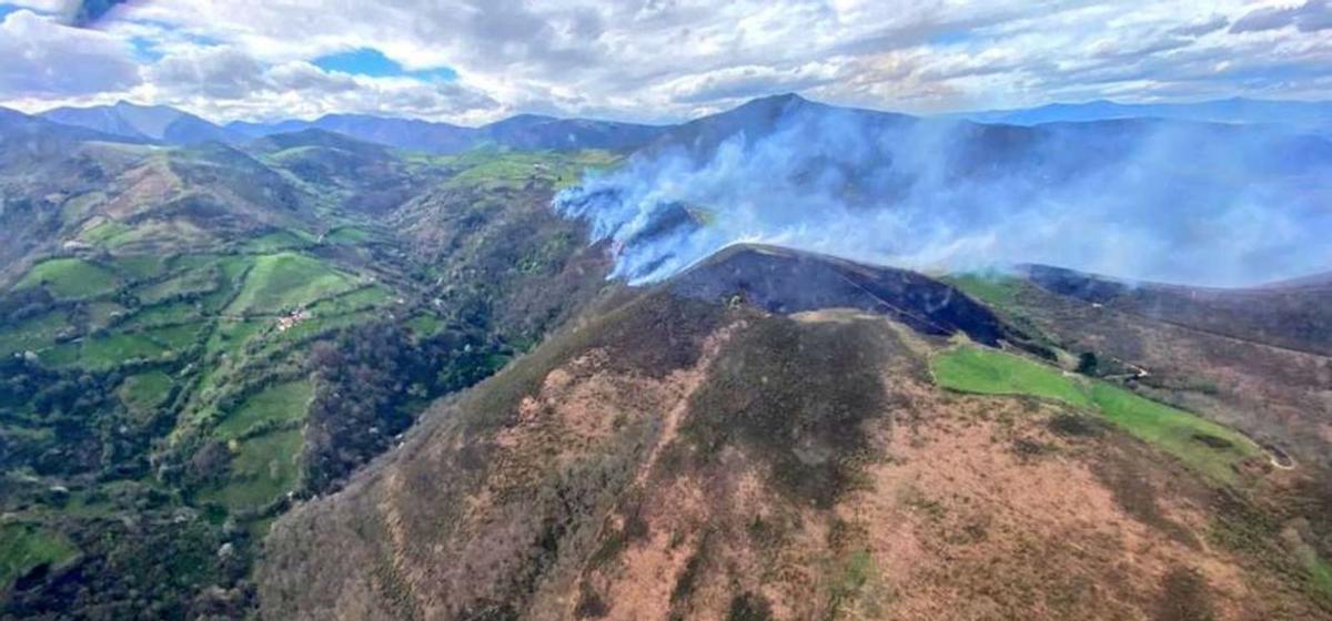 El viento complica la extinción de incendios en Llanera, Belmonte de Miranda y Piloña