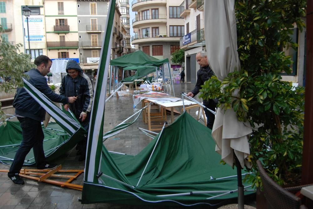 Ein lokales Unwetter hat am Freitag (22.4.) die Bücherstände zerstört, die aus Anlass des Sant Jordi-Tages am Samstag auf der Plaça d'Espanya in Inca aufgebaut worden waren.