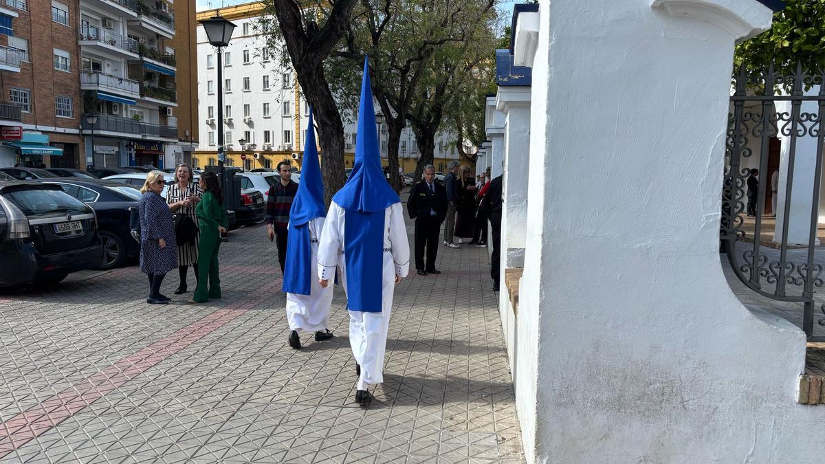 Los primeros nazarenos de La Misión llegan al Colegio del Claret para formar.