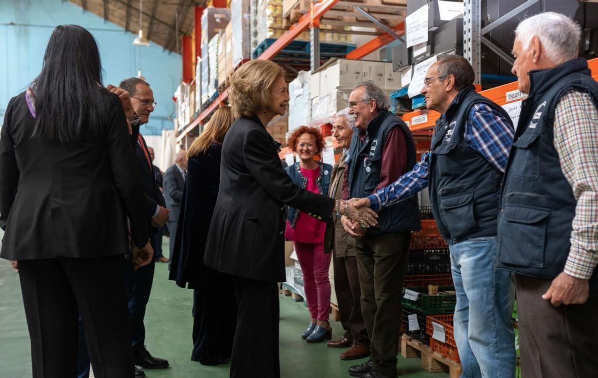 Doña Sofía saluda a voluntarios del Banco de Alimentos. | Emilio Fraile
