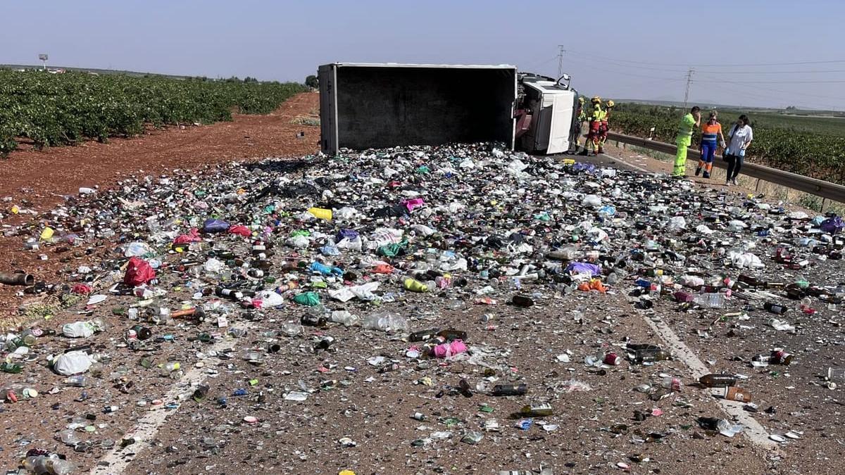 Camión volcado con botellas de vidrio.
