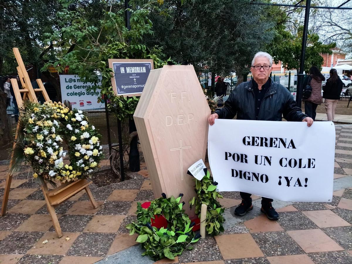 Los vecinos de Gerena escenfican un cortejo fúnebre en las calles para simbolizar la "muerte" del colegio.