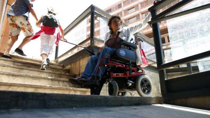 La plaza es inaccesible para personas en silla de ruedas