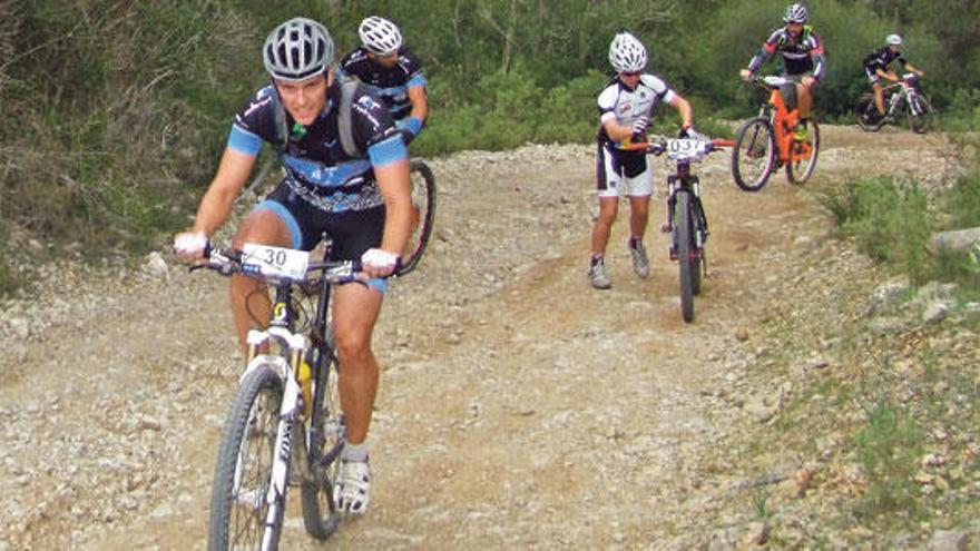 Ciclistas en un tramo del maratón de BTT de la Volta a Sant Salvador disputada ayer.