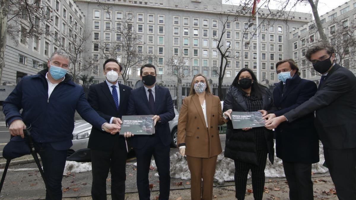 Fotografía de familia de las autoridades locales desplazadas a Madrid el 4 de febrero del 2021 tras conocerse que había ganado Córdoba.