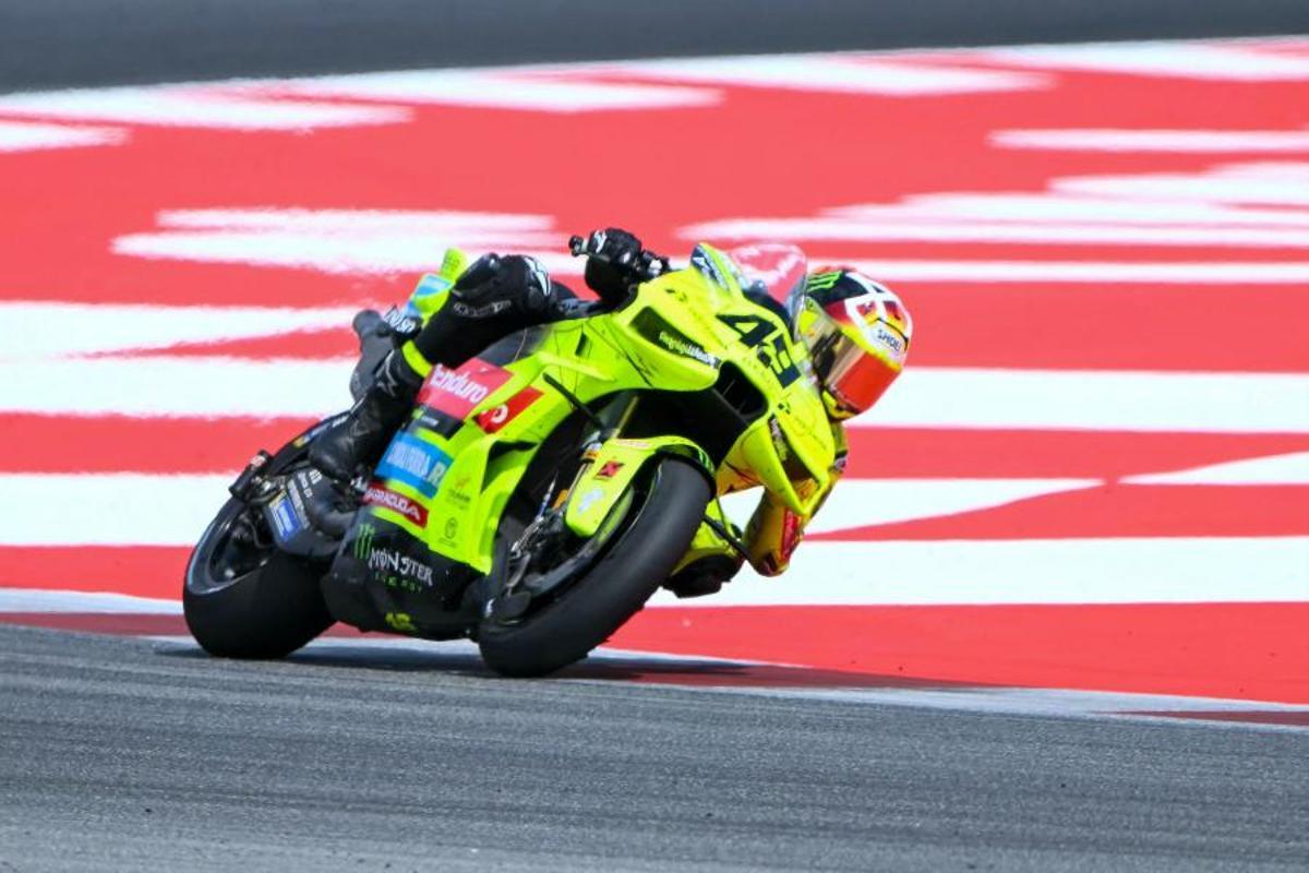 El piloto italiano de MotoGP Fabio Di Giannantonio, del equipo Pertamina Enduro VR46 Racing Team, gana el Gran Premio de Catalunya en el Circuit de Barcelona-Catalunya, disputado en Montmeló.