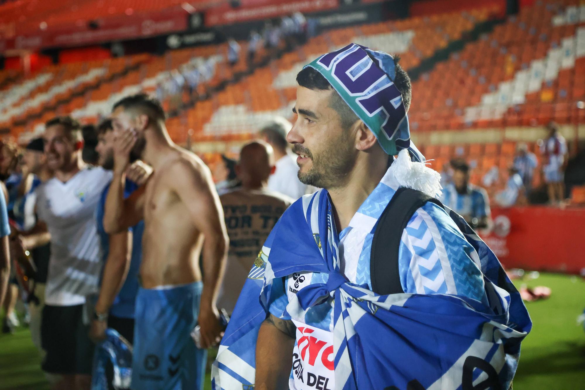 Los más de 500 aficionados del Málaga CF que estuvieron en el Nou Congost celebraron con los jugadores el épico ascenso a Segunda tras el final del partido