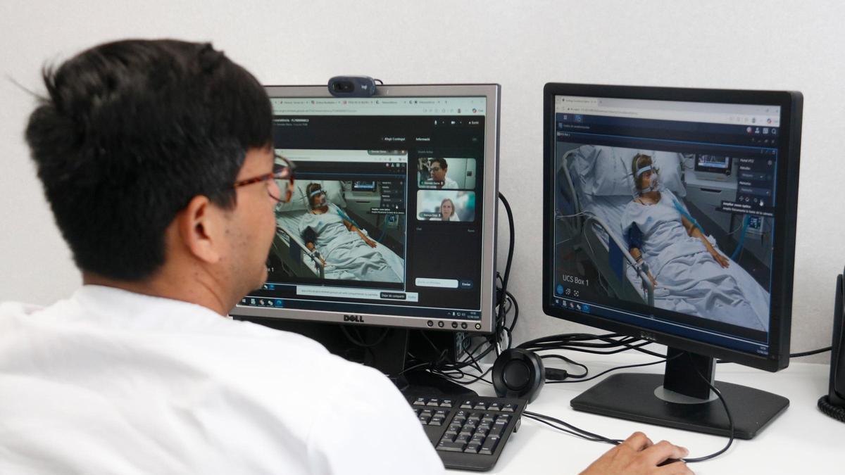 Un doctor de l'Hospital de Palamós comentant l'estat d'una pacient de la unitat semicrítica amb una intensivista del Trueta-Santa Caterina