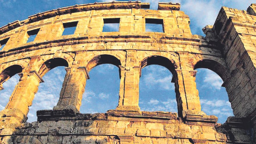 Pula: Una vela al déu August