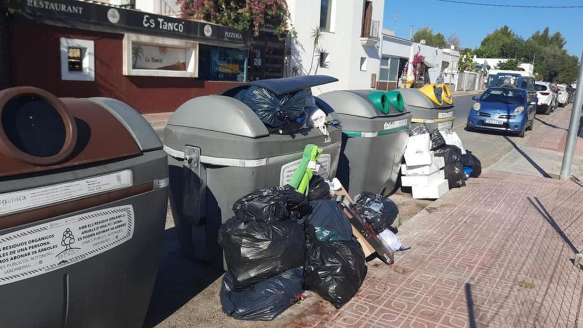 Acumulación de basura en la calle principal de Sant Rafel.