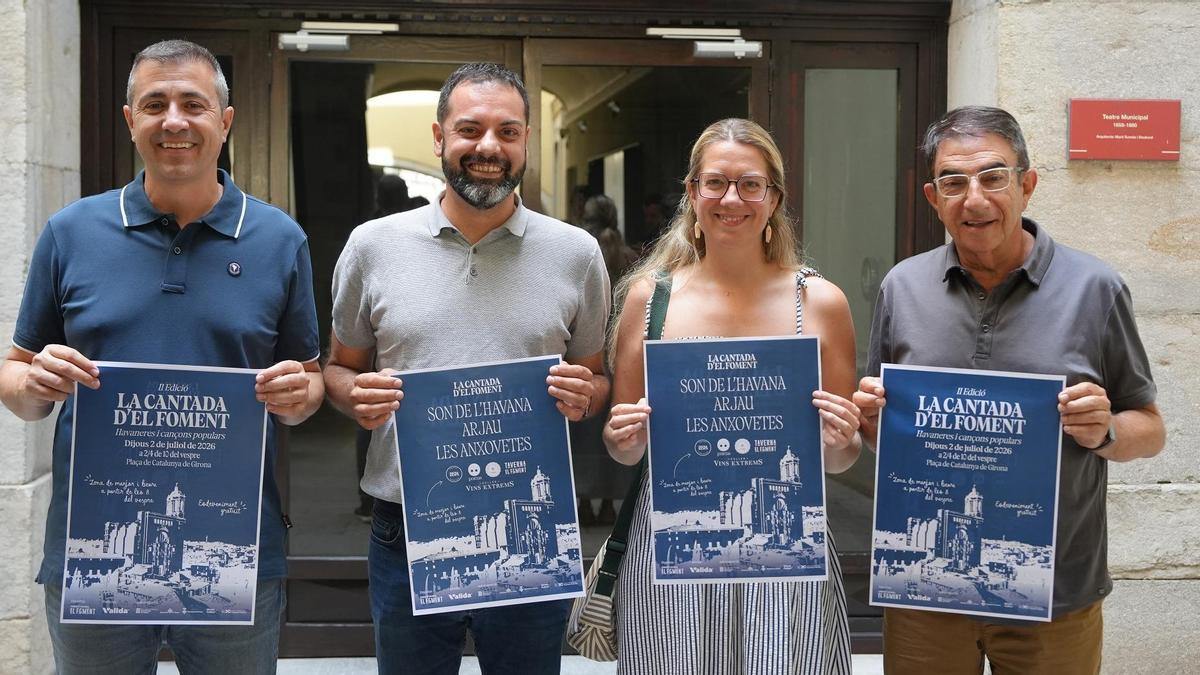 La presentació d’aquest matí, amb el regidor Quim Ayats (centre), Candi Granés i Francesc Sánchez Carcassés, juntament amb Tona Gafarot, membre de Les Anxovetes.
