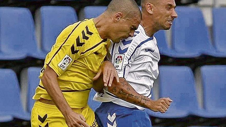 Carlos Peña disputa un balón con Suso, del Tenerife.