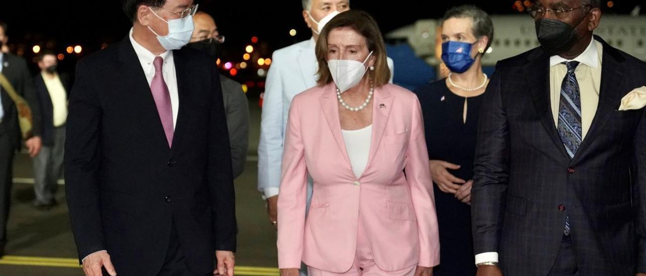 La presidenta de la Cámara de Representantes de los Estados Unidos, Nancy Pelosi, recibida por el Ministro de Relaciones Exteriores de Taiwán, Joseph Wu.