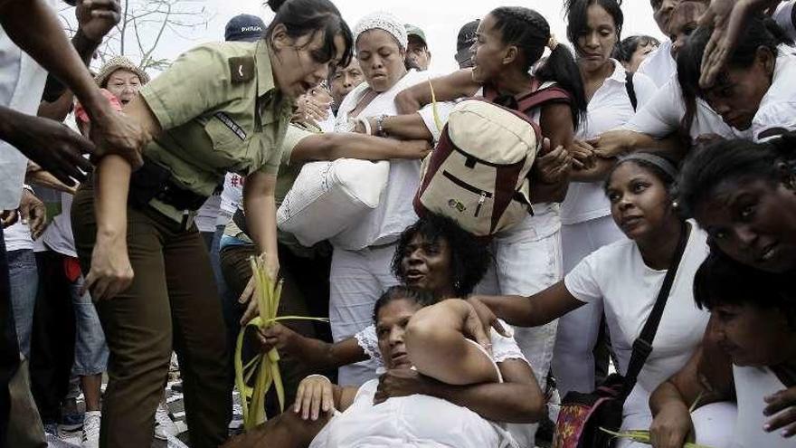 Arresto de las Damas de Blanco ayer en La Habana. // Efe