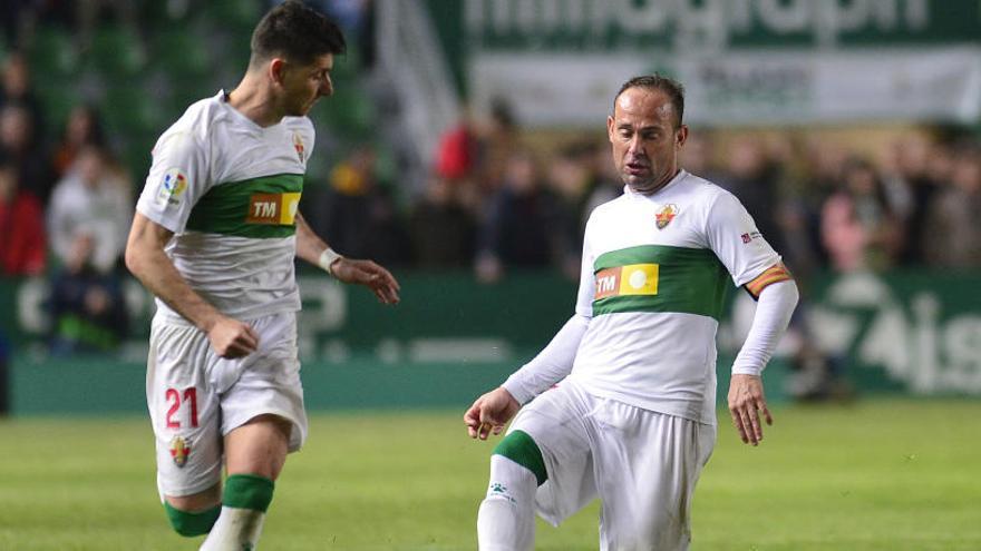 Javi Flores y Nino, durante el encuentro del pasado sábado en el Martínez Valero frente al Cádiz.