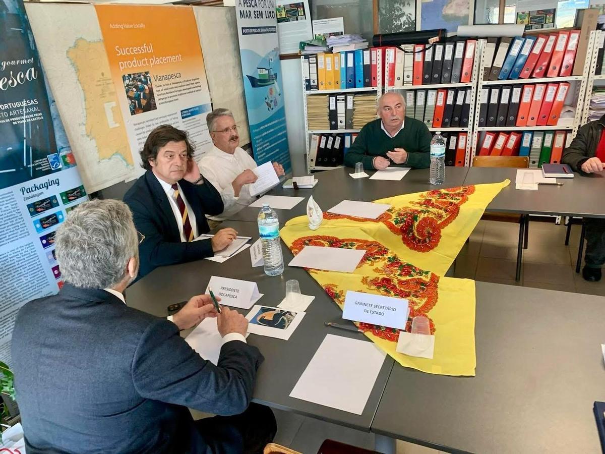 Salvador Malheiro, con corbata, durante su visita a Viana do Castelo