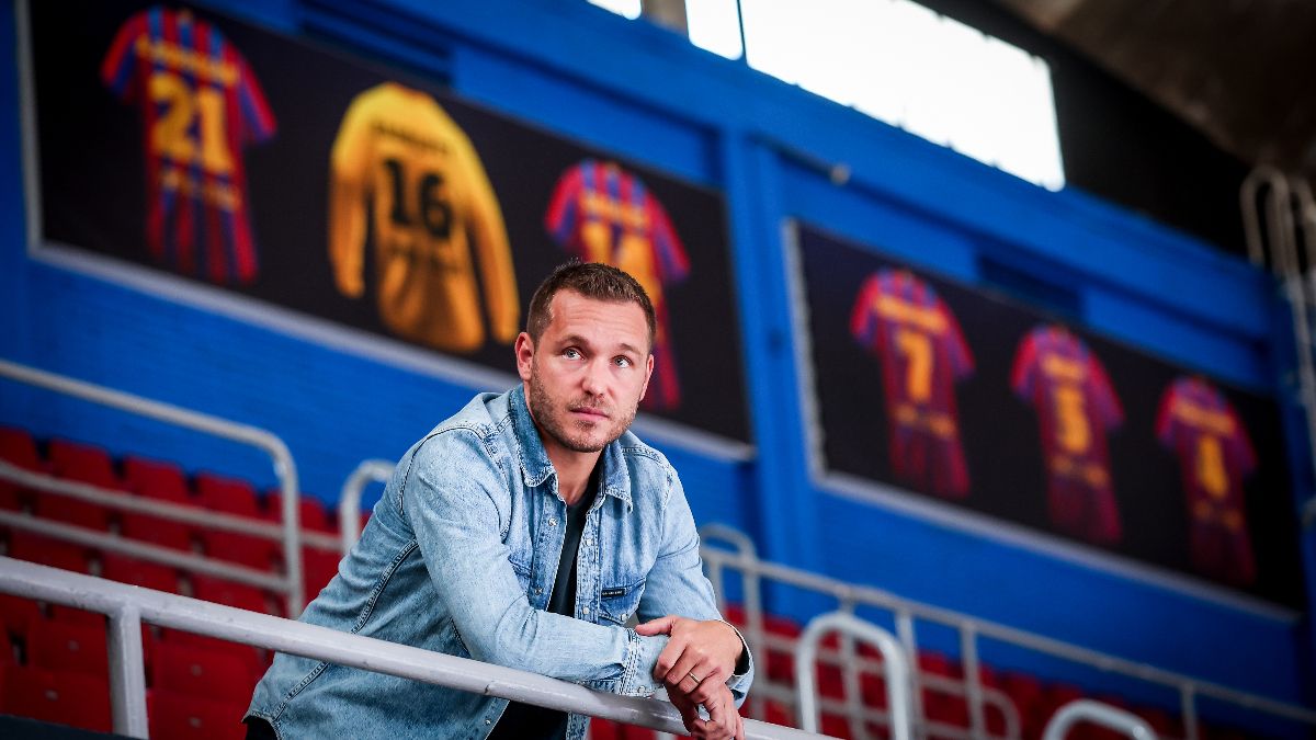 Víctor Tomàs, junto a las camisetas retiradas en el Palau