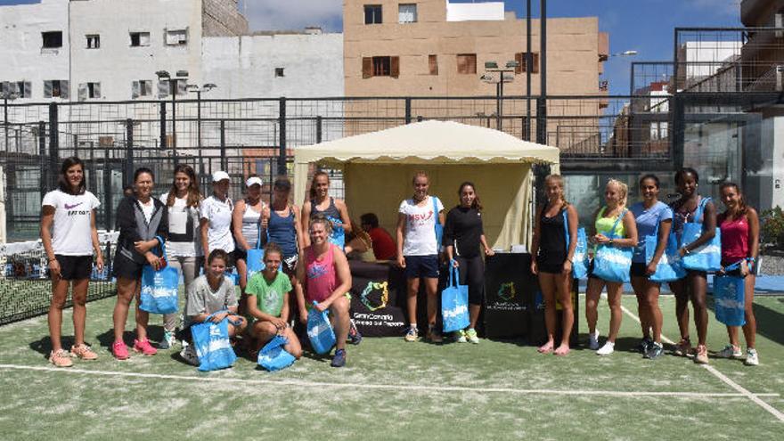 Las participantes en la fase previa tras formalizar su inscripción en la tarde de ayer.