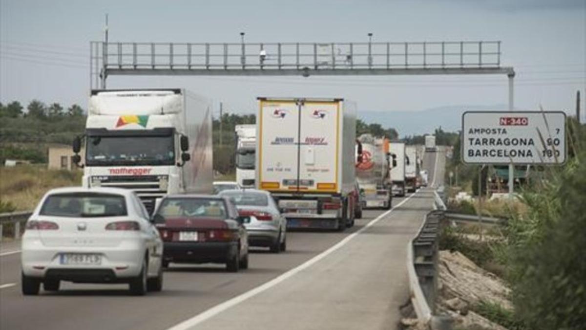 Aspecto del tráfico de la carretera N-340 a su paso por Sant Carles de la Ràpita (Montsià), la semana pasada.