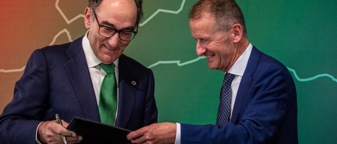 Firma del acuerdo de suministro a largo plazo de electricidad para la gigafactoría entre Ignacio Sánchez Galán (presidente de Iberdrola) y Herbert Diess (ex CEO de VW).