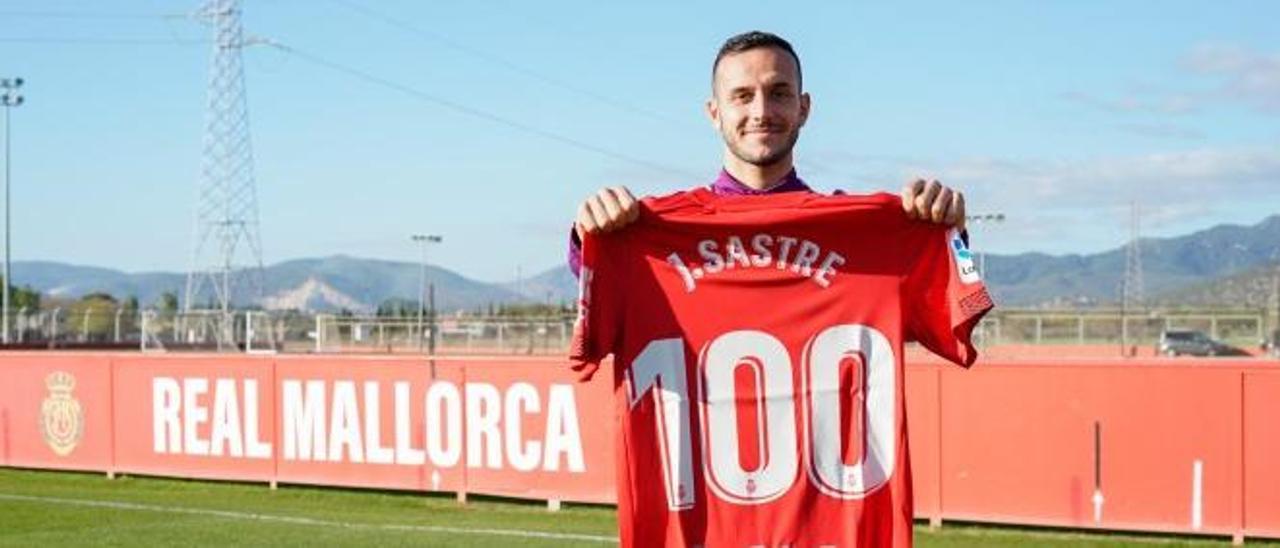 Sastre, el día que el Mallorca le homenajeó tras jugar su partido 100 de bermellón