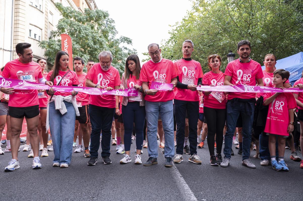Así ha sido la marcha rosa de Cáceres en imágenes: la ciudad se vuelca con el cáncer de mama Así ha sido la marcha rosa de Cáceres en imágenes: la ciudad se vuelca con el cáncer de mama