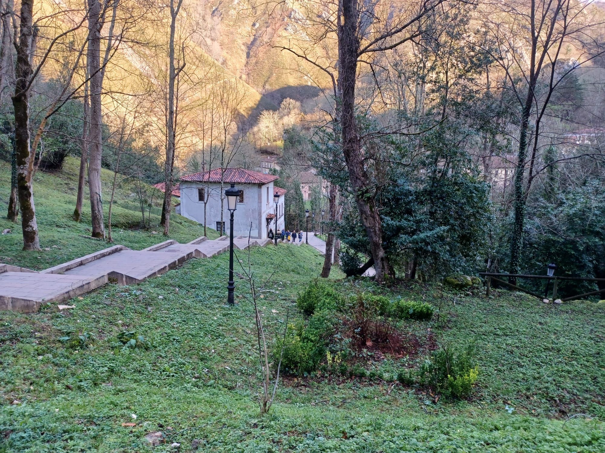 Leones de Papa, jardines de Príncipe y camposanto secreto, las mil y una curiosidades de Covadonga