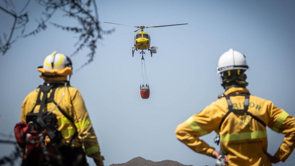 Bomberos de la BRIFOR y un helicóptero de la EIRIF, archivo.