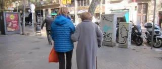 Siete mil mujeres dejaron el mercado laboral en un año para cuidar a niños y mayores