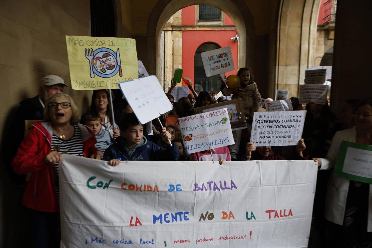 Participantes en la manifestación por los comedores escolares, a las puertas del Ayuntamiento.