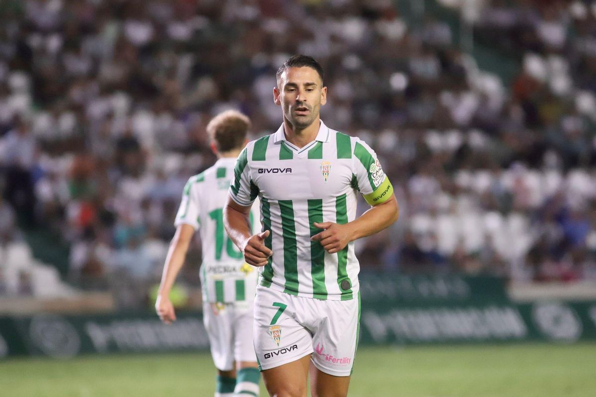 Kike Márquez, durante el encuentro entre el Córdoba CF y el Recreativo Granada.