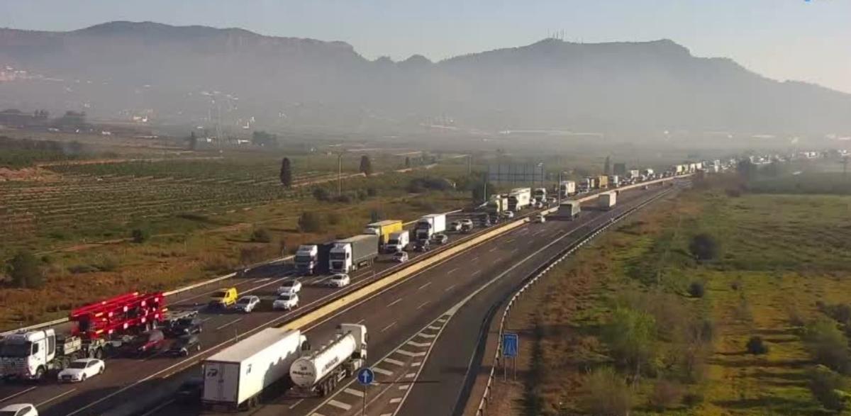 Imagen de la A-7 esta mañana, a la altura de Rafelbunyol. Un accidente ocurrido a la altura de Museros ha provocado retenciones kilométricas.