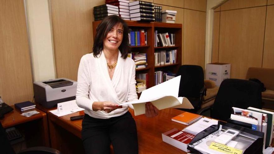 La magistrada Ana Descalzo en su despacho del Juzgado Contencioso