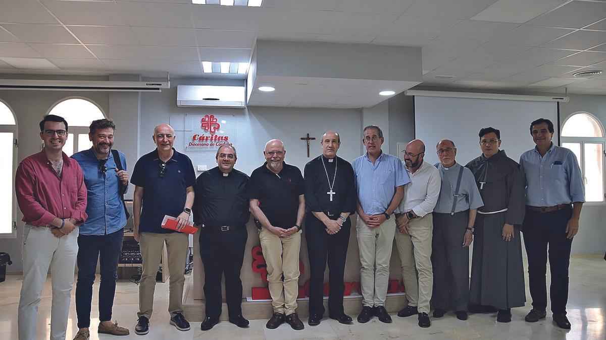 Integrantes del Consejo Diocesano de Cáritas, entre los que se encuentra el obispo de Córdoba, Jesús Fernández, en el centro, y a su derecha, Darío Reina, presidente de Cáritas en Córdoba.