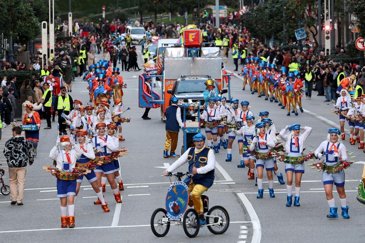Vigo festeja su Entroido: el desfile de comparsas llena las calles