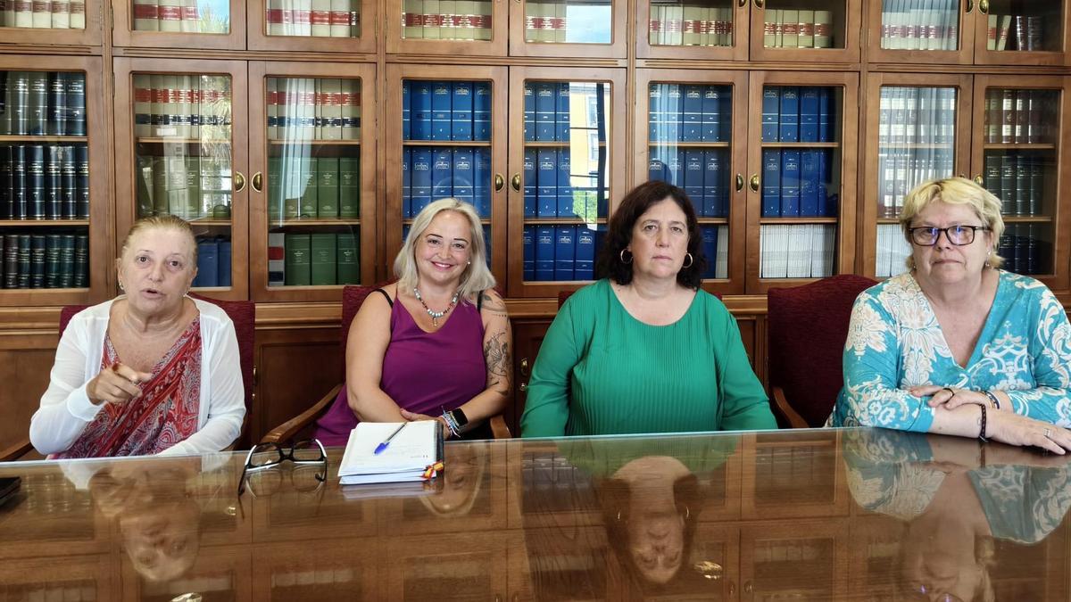 La alcaldesa, primera por la izquierda, acompañada por tres de sus ediles, este lunes, en el Ayuntamiento de Noreña.