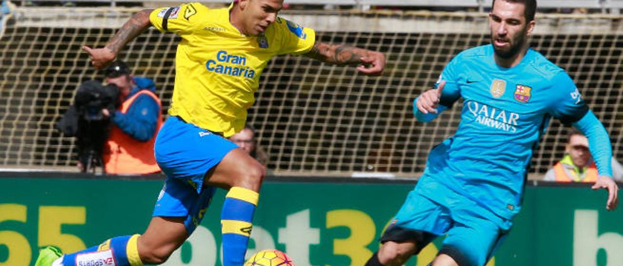 Jonathan Viera supera con el esférico al jugador del Barça Turan, el pasado 20 de febrero en el Gran Canaria.