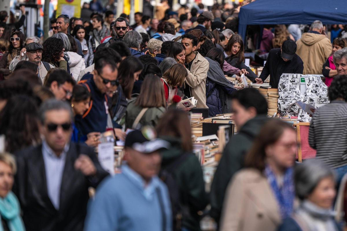 Ambiente de Sant Jordi en La Rambla de Barcelona