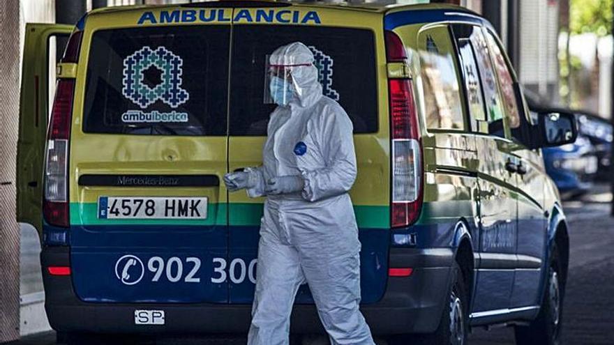 Un sanitario a las puertas del Virgen de la Concha.