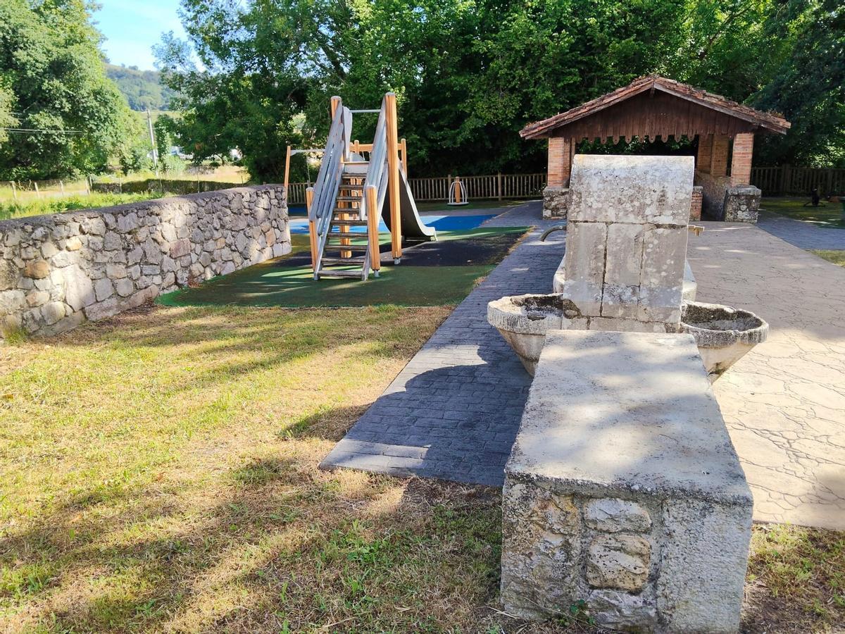 Llanes pone a punto todos los parques infantiles y las áreas recreativas del concejo