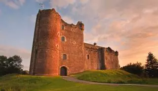 7 destinos de Europa donde se rodaron series míticas: los castillos de Outlander, las calles de Harry Potter y los parques de Bridgerton