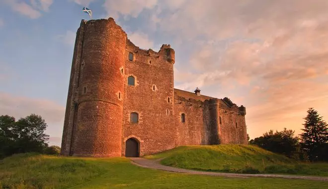 7 destinos de Europa donde se rodaron series míticas: los castillos de Outlander, las calles de Harry Potter y los parques de Bridgerton