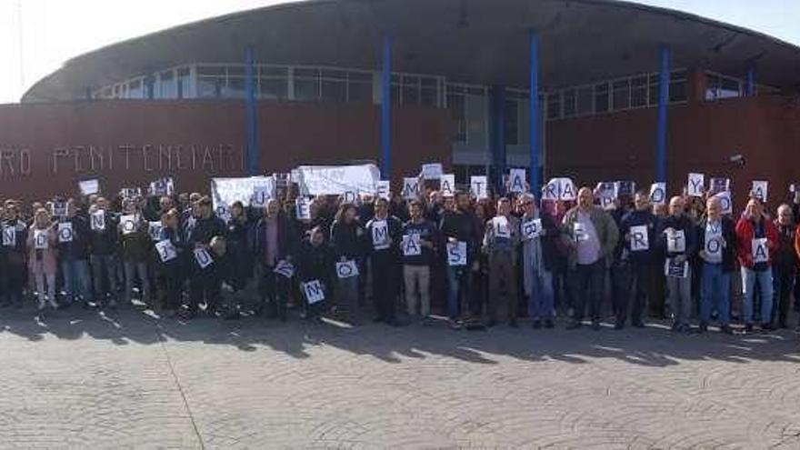 Funcionarios de la prisión de Teixeiro, ayer durante la protesta delante del centro penitenciario.