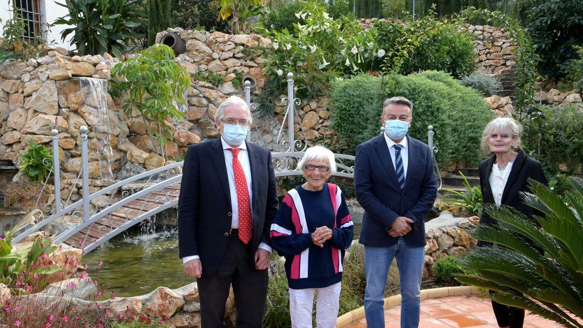 La centenaria de Xàbia junto a dos de sus familiares y el alcalde.