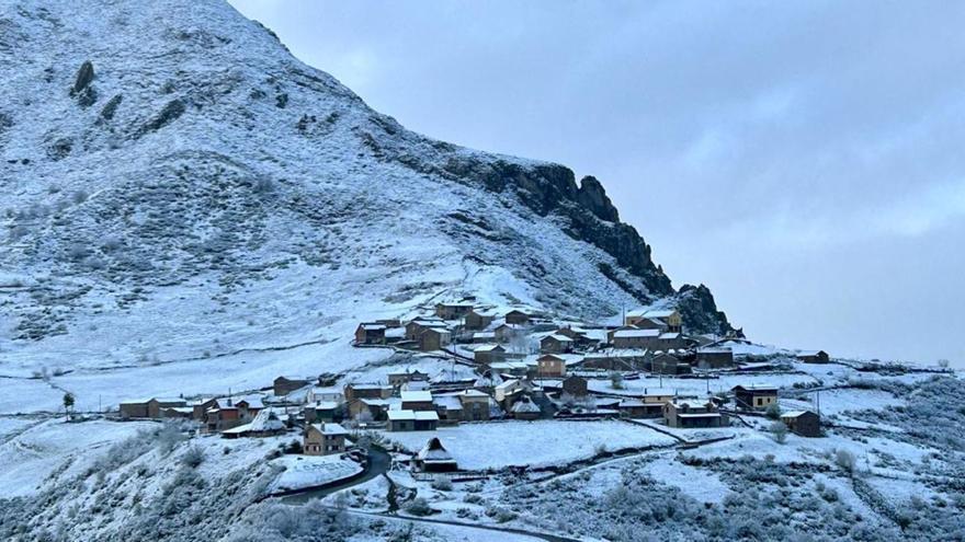 El pueblo de La Peral, en Somiedo, nevado.